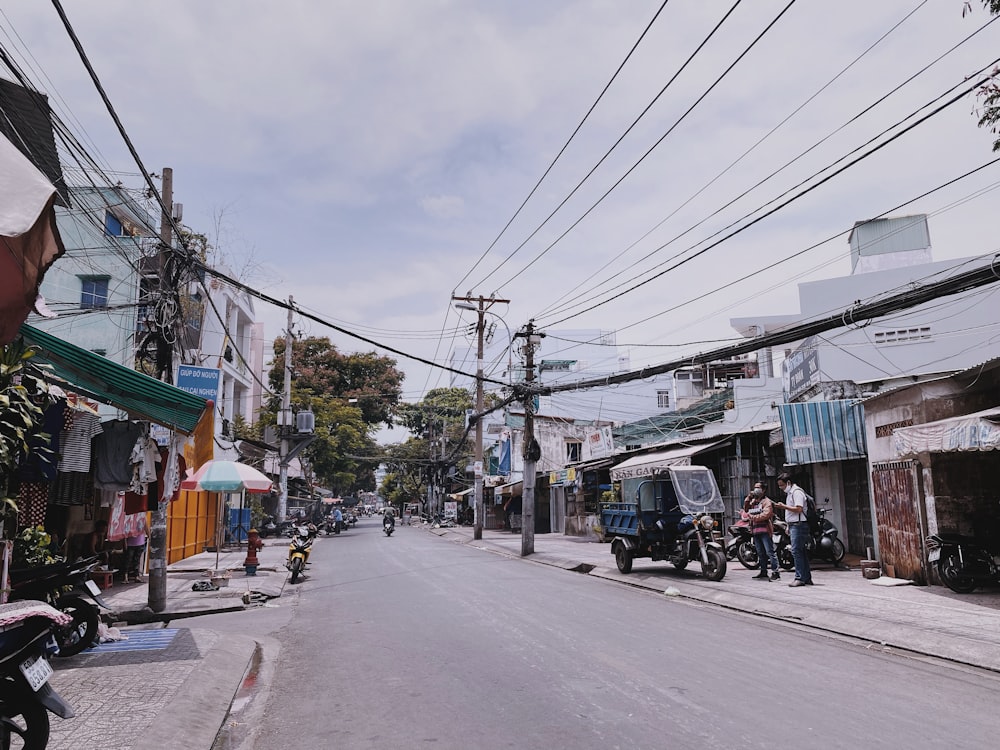 Personas que caminan por la calle durante el día