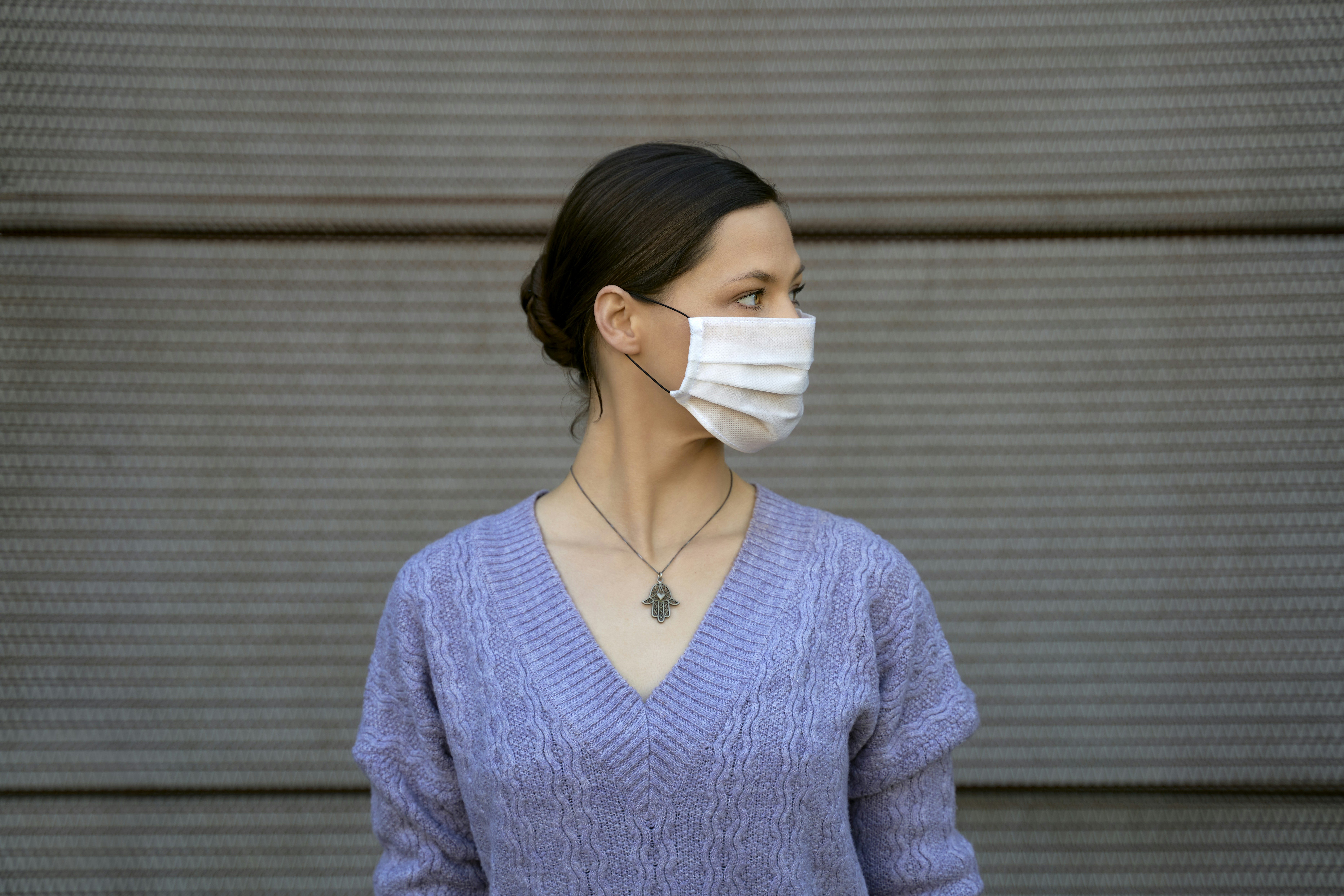 asintomáticos coronavirus, estudio seroprevalencia, woman in blue v neck sweater wearing white face mask
