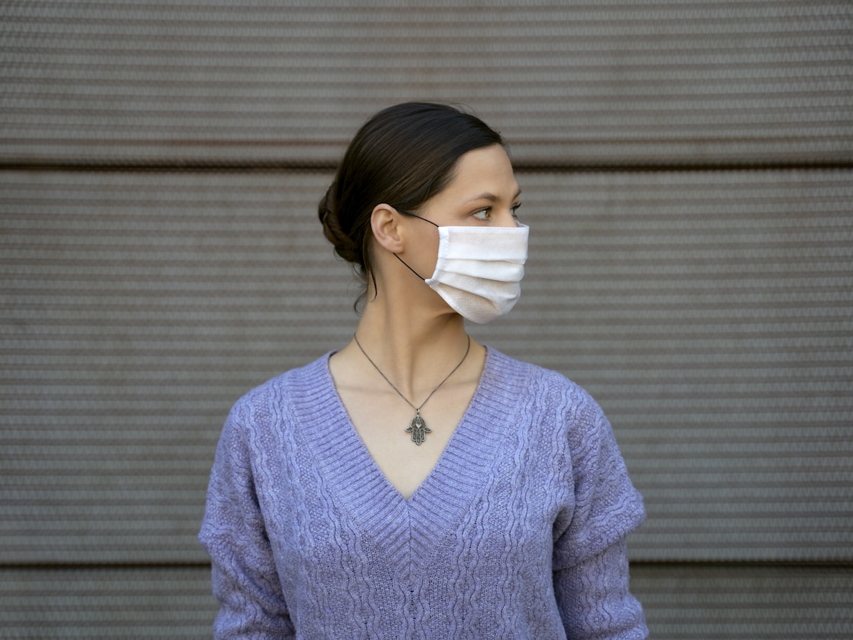 asintomáticos coronavirus, estudio seroprevalencia, woman in blue v neck sweater wearing white face mask