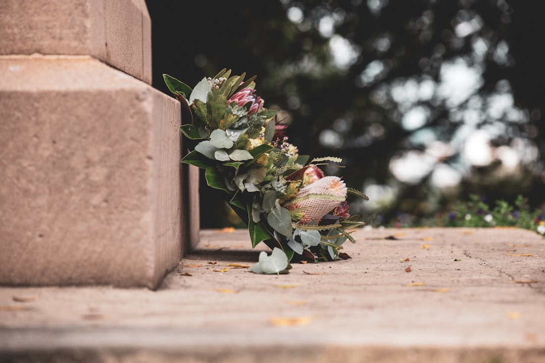 お墓に花が備えられているイメージ