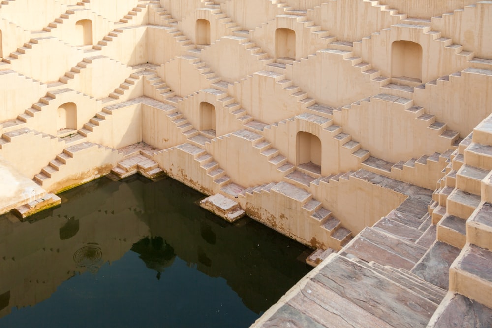 un edificio con una piscina de agua frente a él