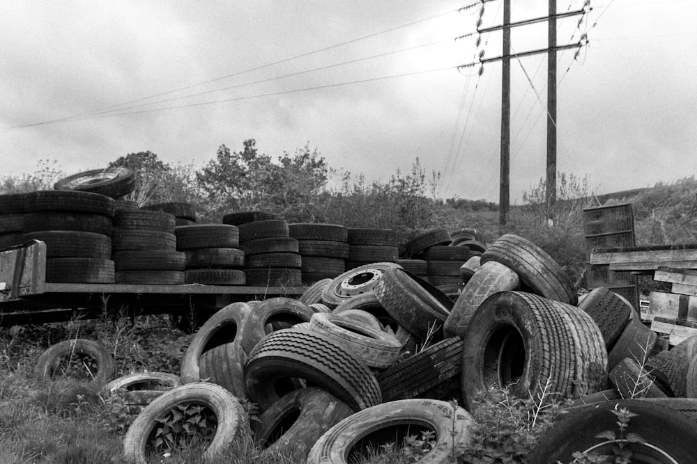 Photo en niveaux de gris de pneus de voiture