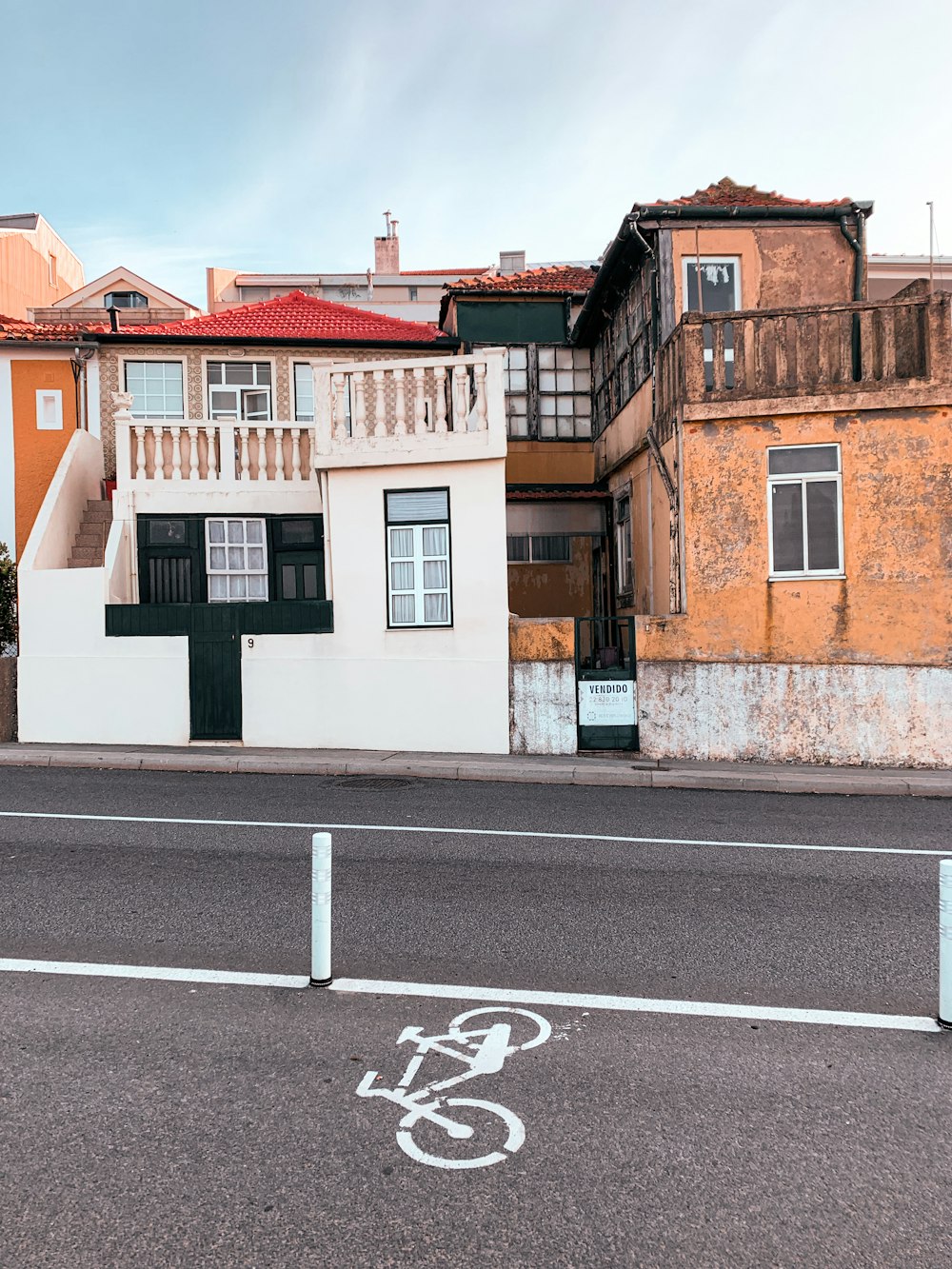 Bâtiment en béton blanc et brun