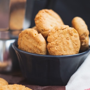 brown cookies in black ceramic bowl