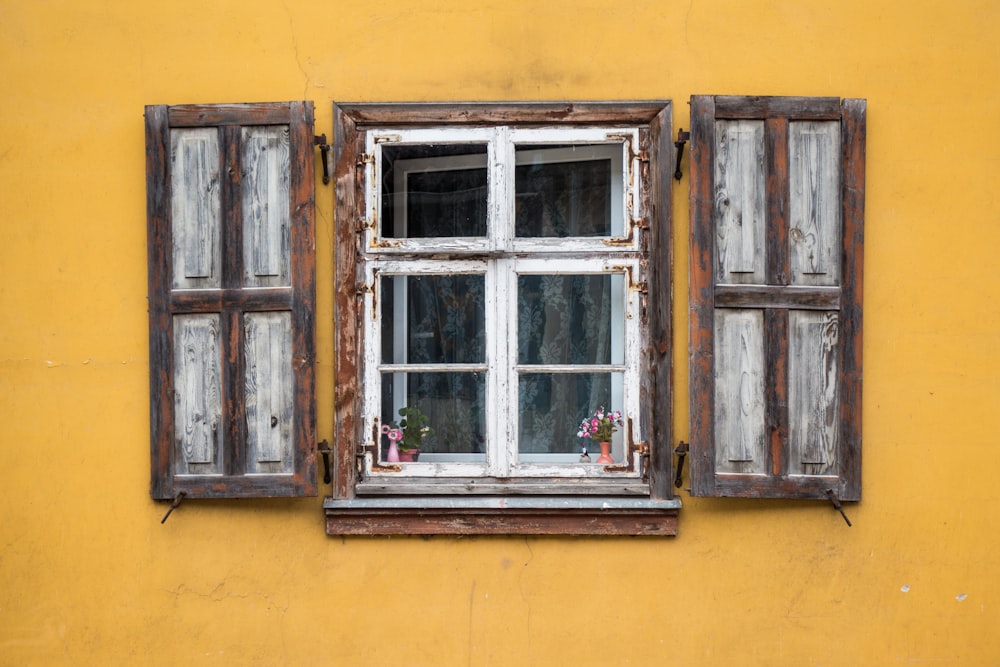 Ventana de vidrio con marco de madera marrón