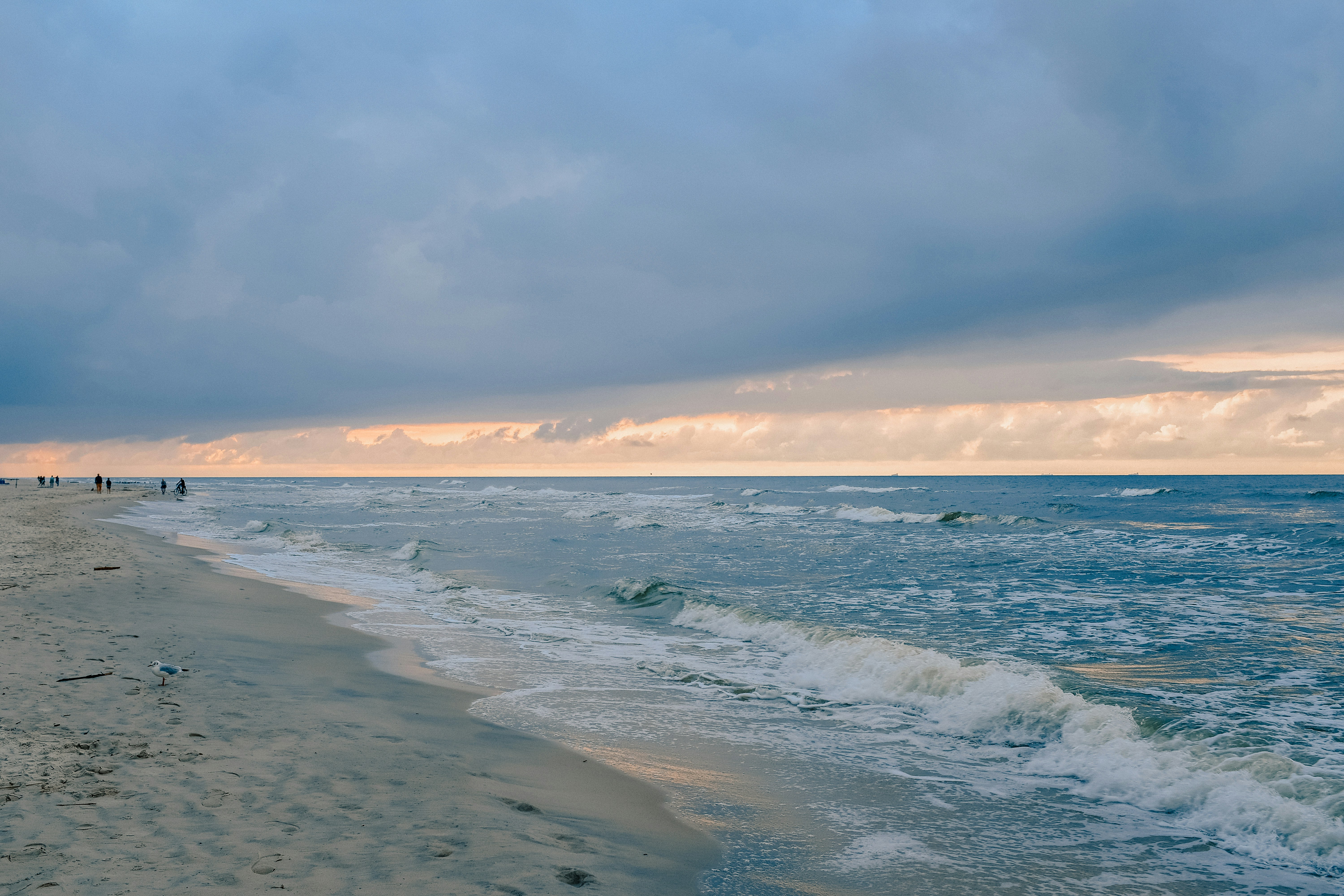 ocean waves crashing on shore during daytime