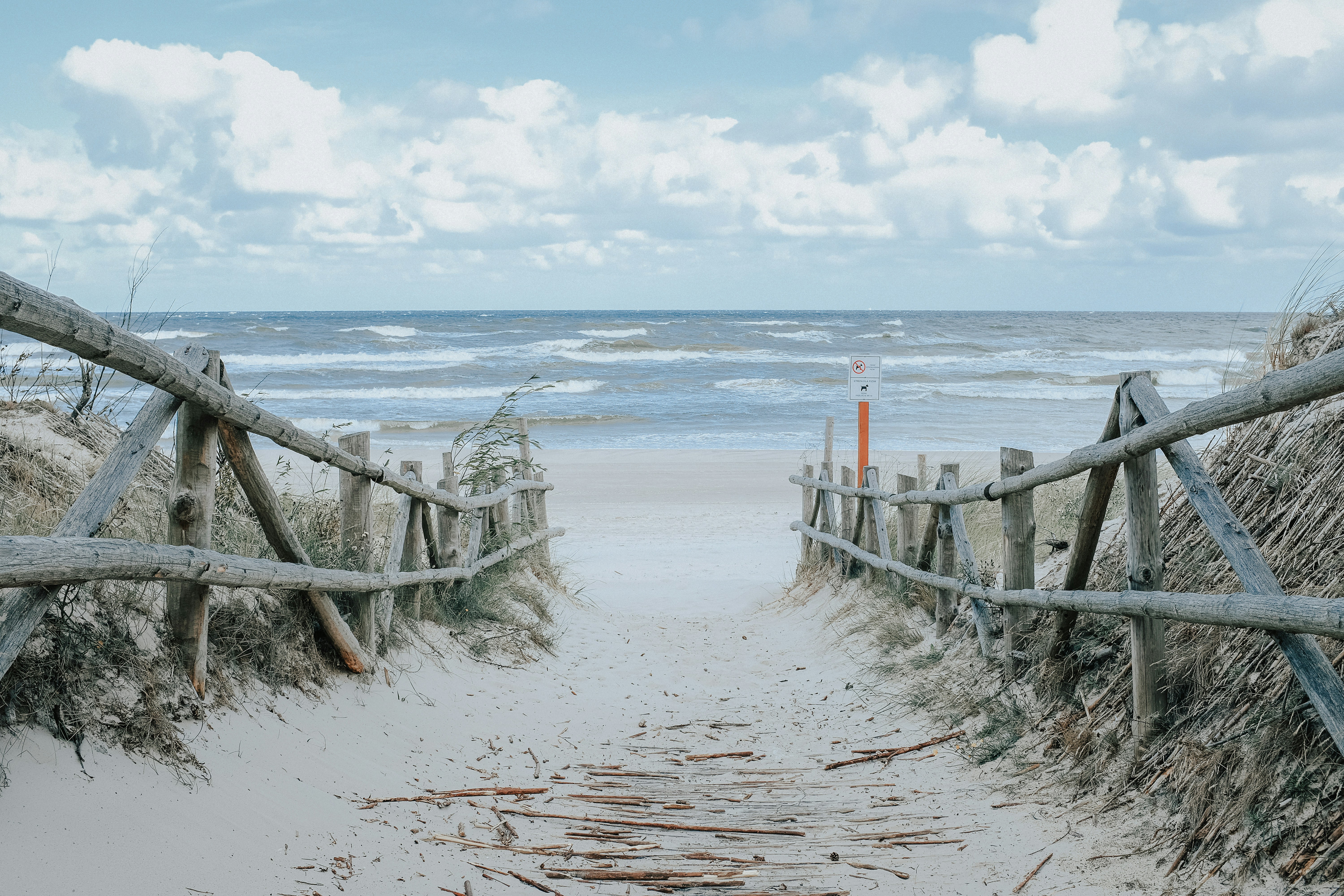 brauner Holzzaun am Strand tagsüber