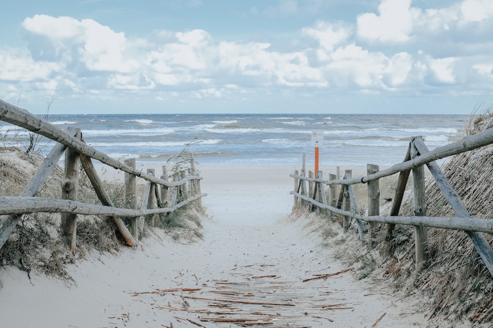 Clôture en bois brun sur la plage pendant la journée