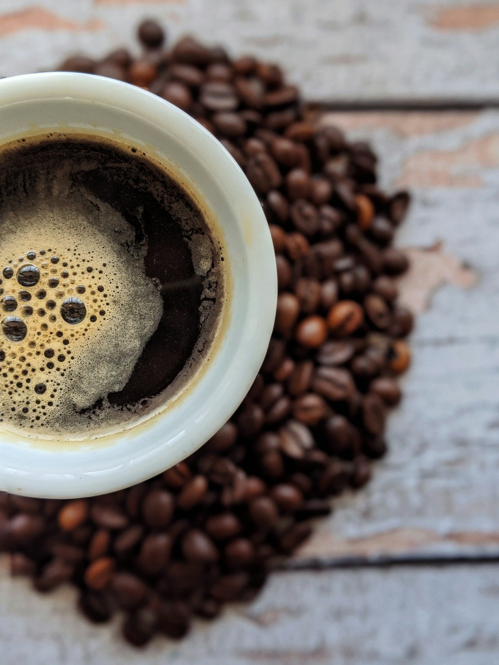 weiße Keramiktasse mit Kaffee