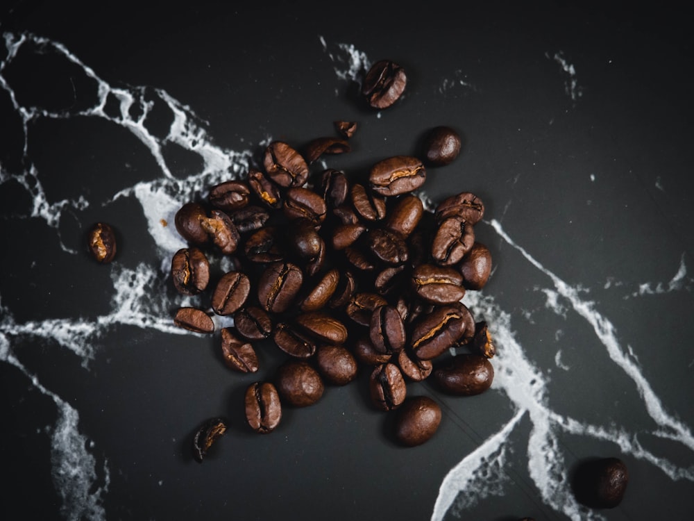 Granos de café marrones en agua