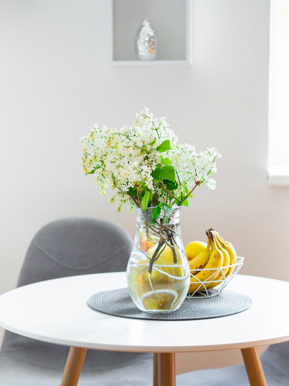 Bouquet di fiori bianchi e verdi su piatto di ceramica bianca