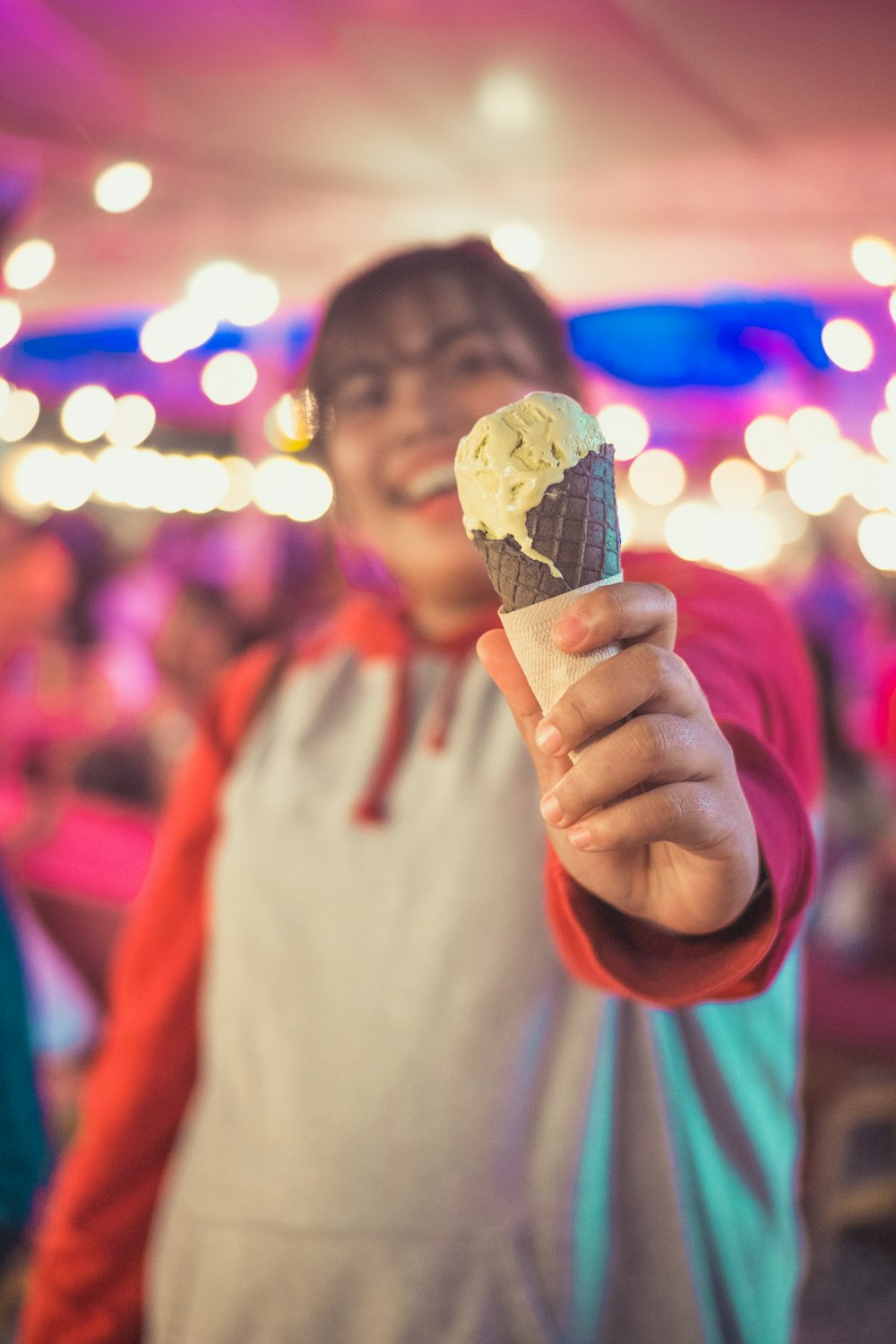 personne tenant un cornet de crème glacée