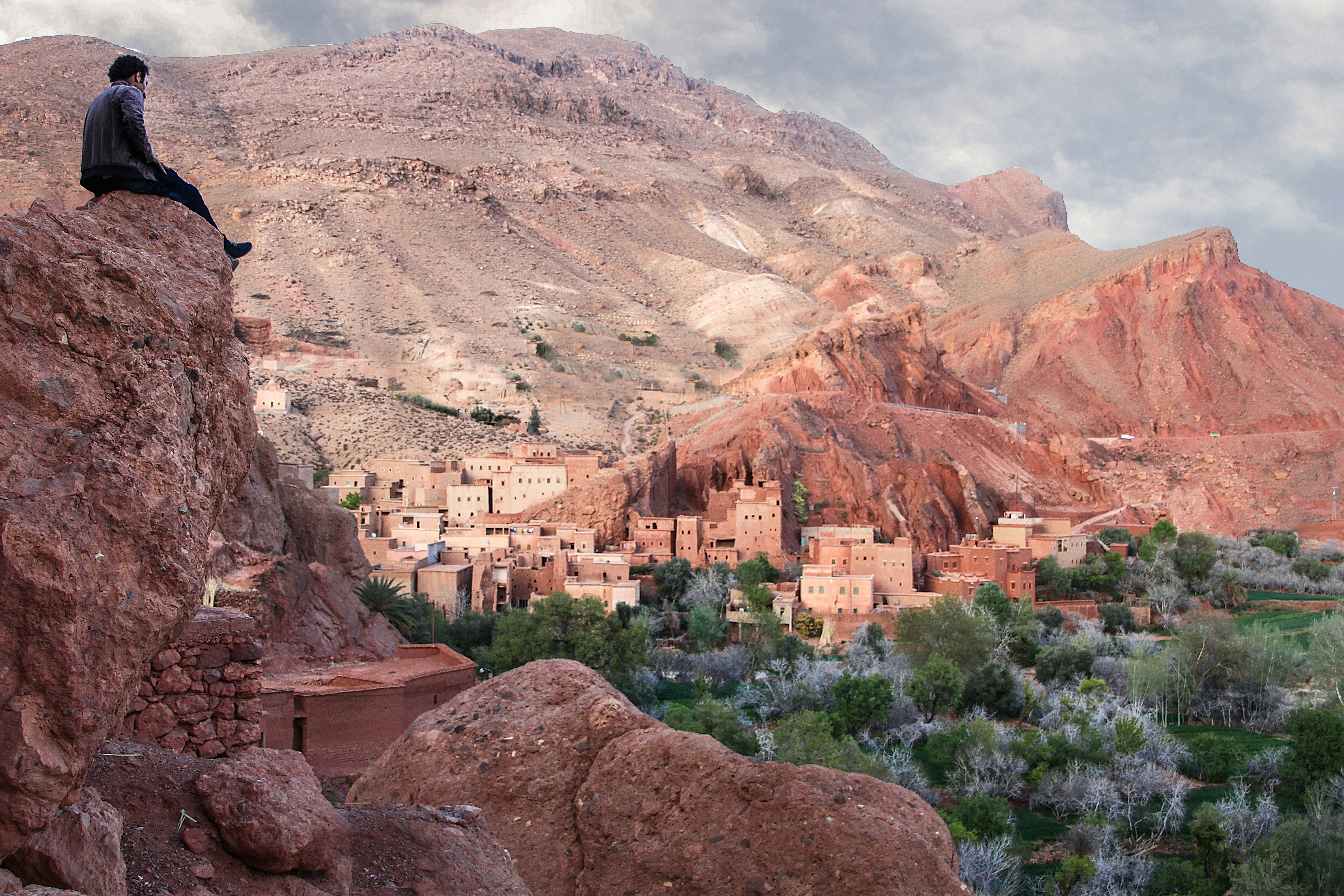 Formazione rocciosa marrone durante il giorno