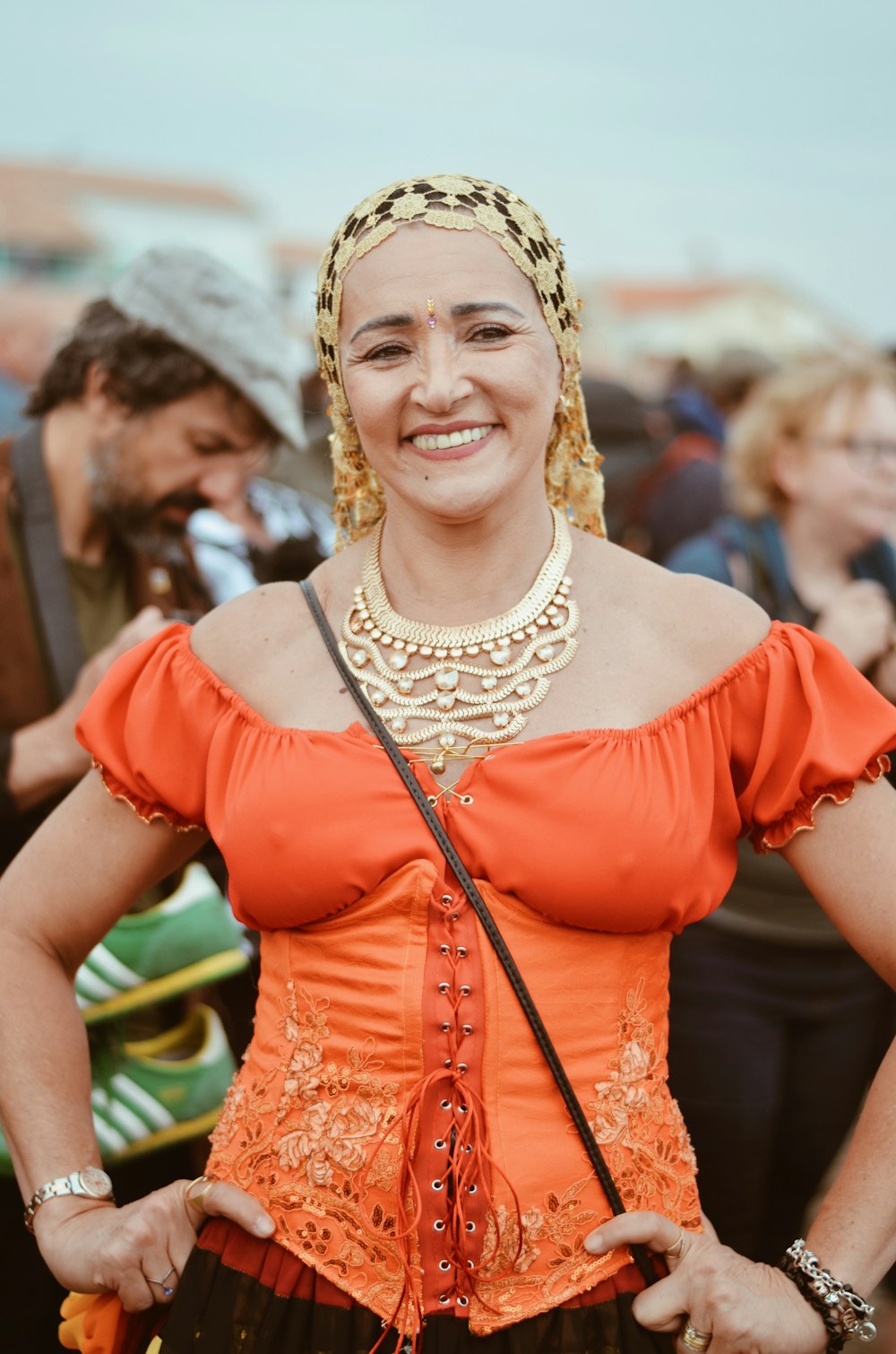 mujer sonriente en vestido rojo con corona blanca