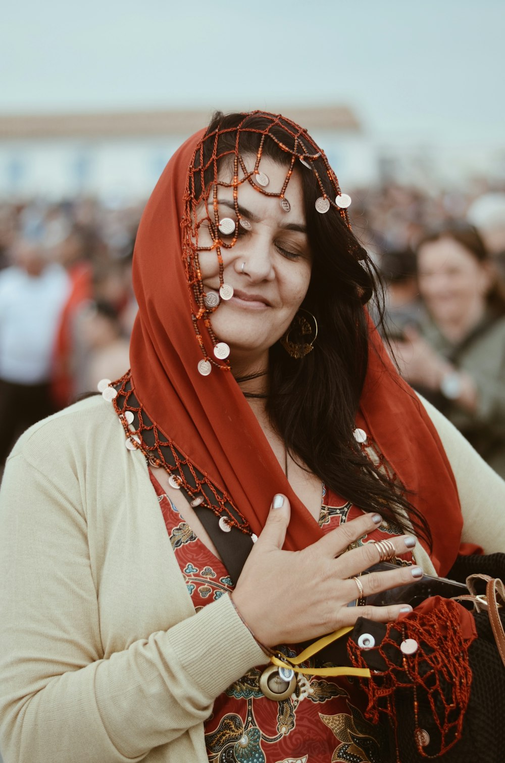 Mujer con hiyab rojo y blanco