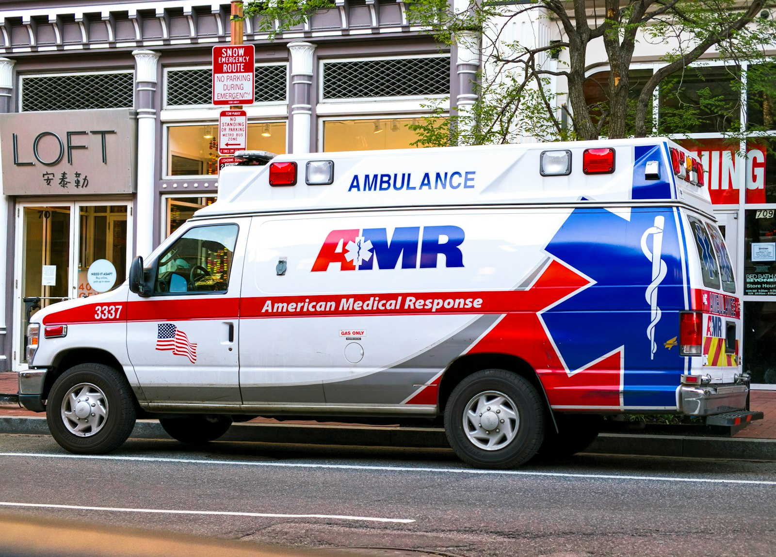Ambulancia respondiendo después de un accidente