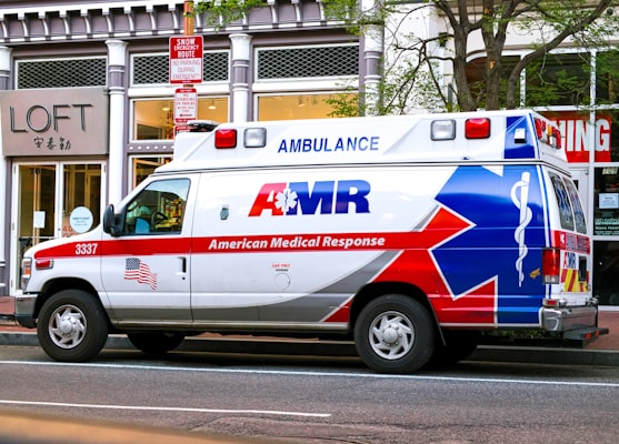 Armada ambulance modern Medika Nusantara dengan peralatan medis lengkap