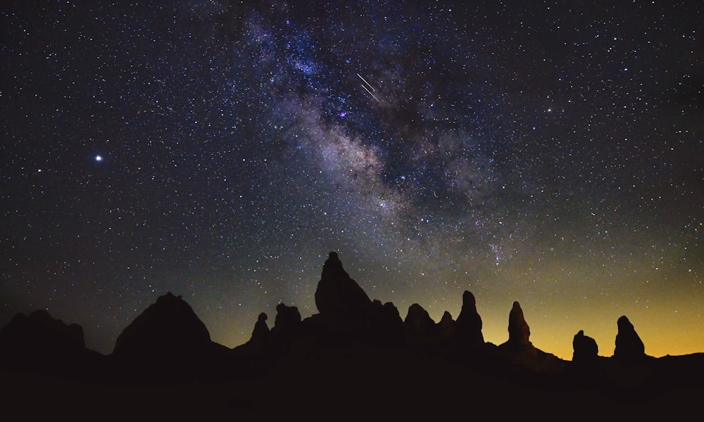 silhouette di montagna sotto notte stellata