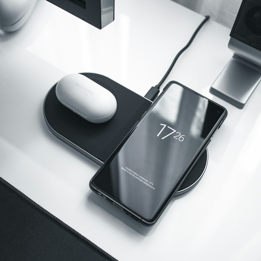 Mouse wireless per computer ASUS in bianco e nero