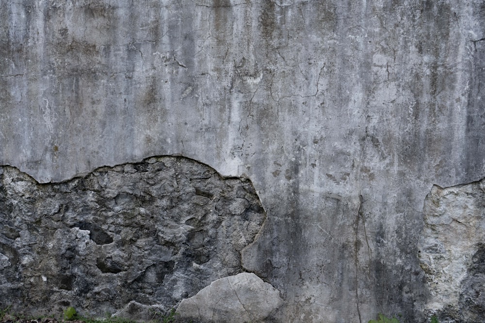 formazione rocciosa grigia durante il giorno