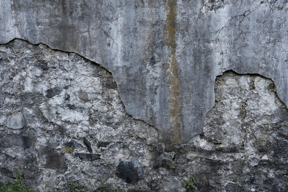 gray and black rock formation