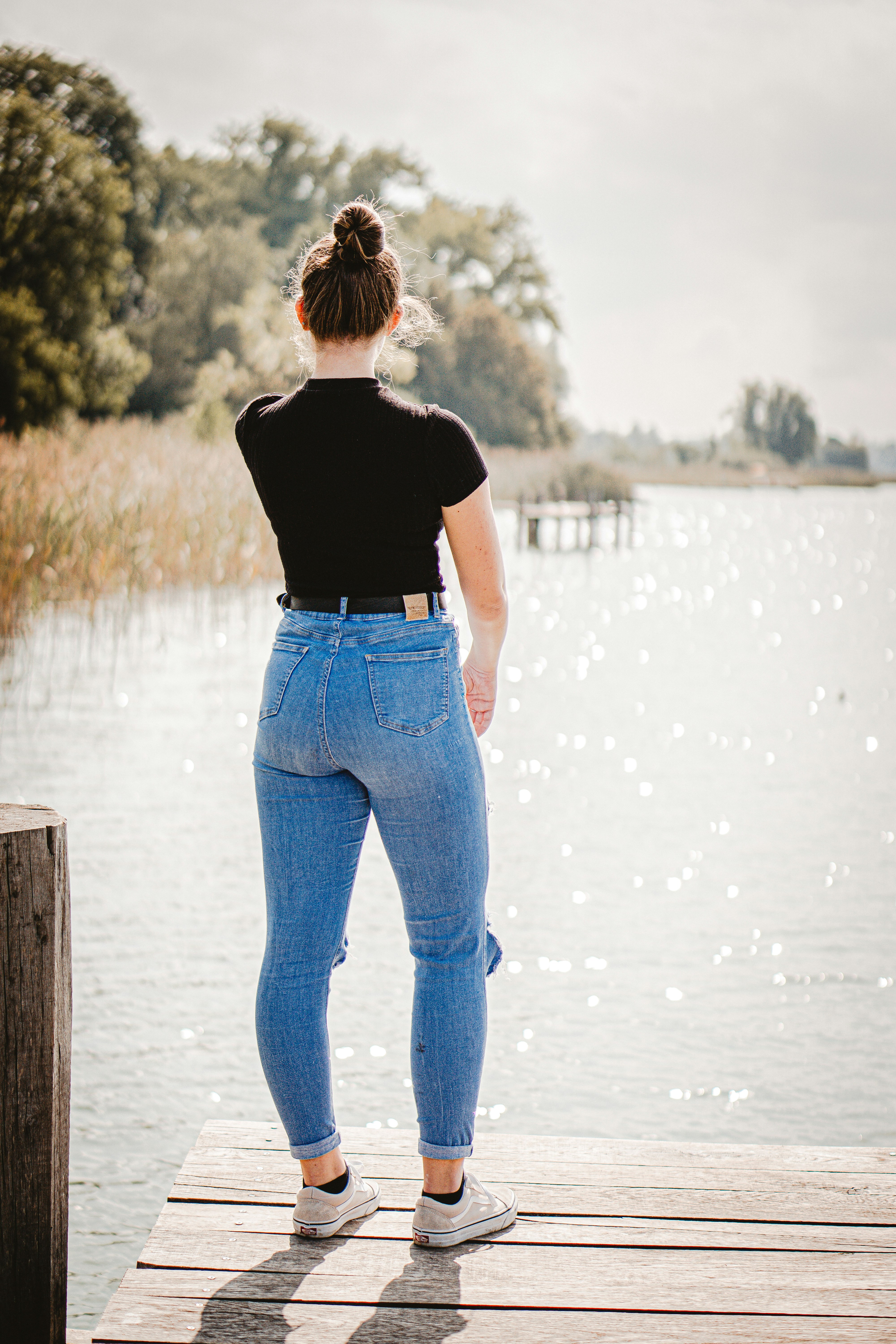black shirt and denim jeans