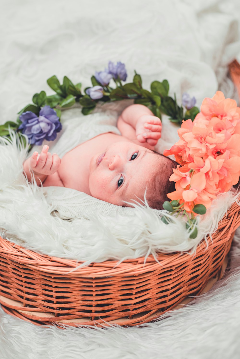 Baby liegt auf weißem Textil