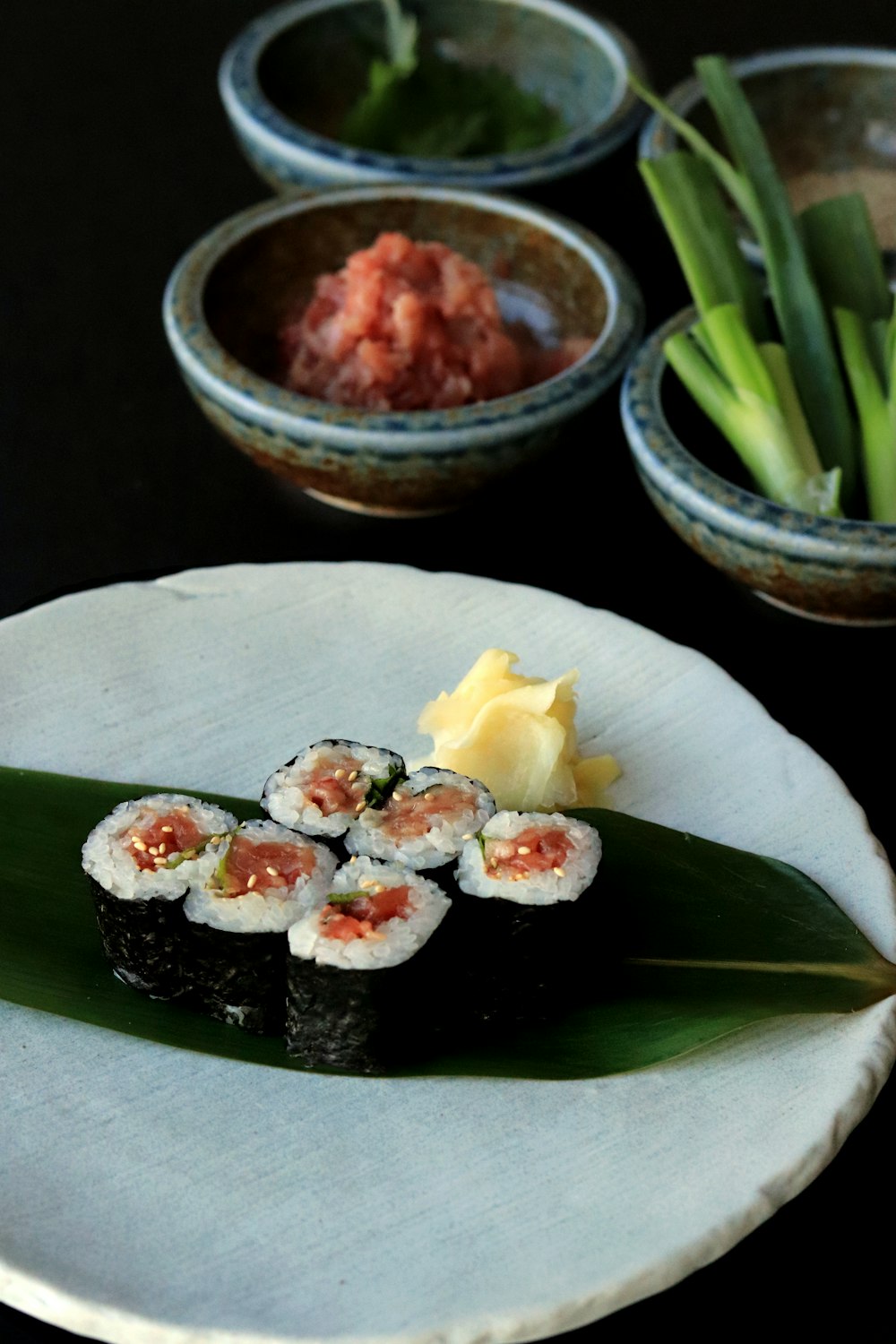 sushi su piatto di ceramica bianca