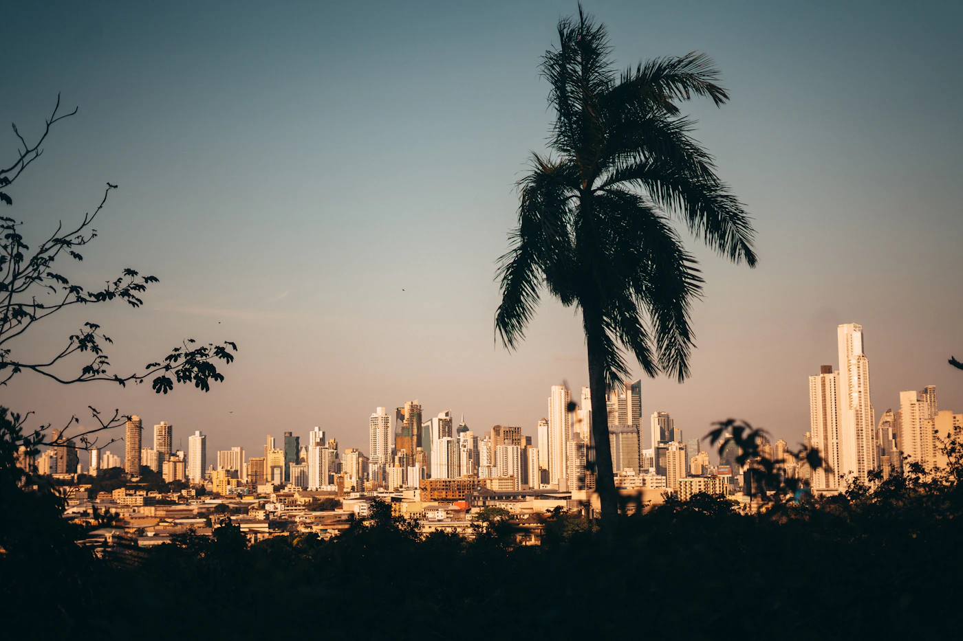 Horizonte de rascacielos de la Ciudad de Panamá frente al Pacífico