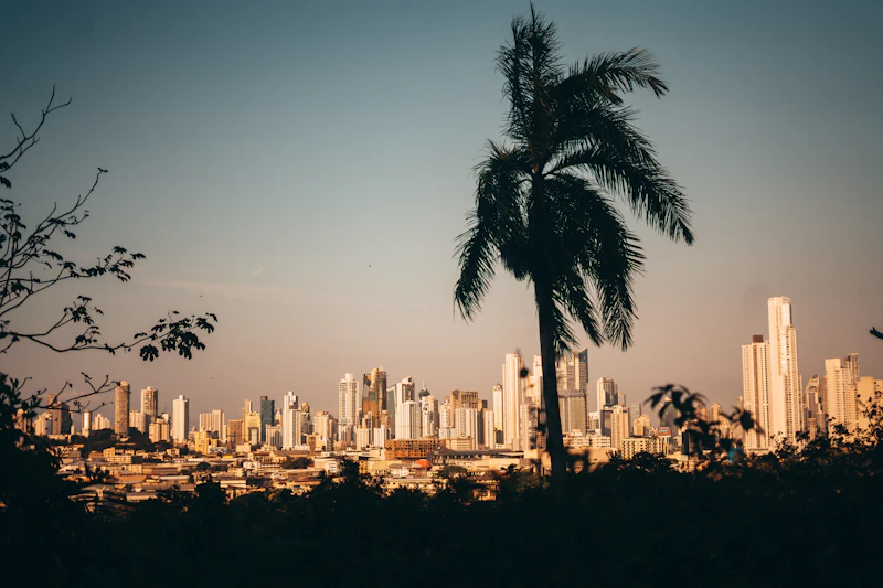Skyline de Ciudad de Panamá al atardecer visto desde el mar