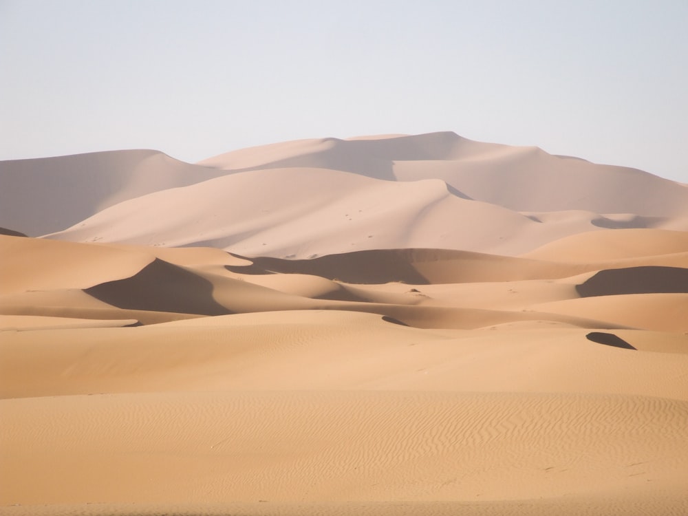 deserto sotto il cielo blu durante il giorno