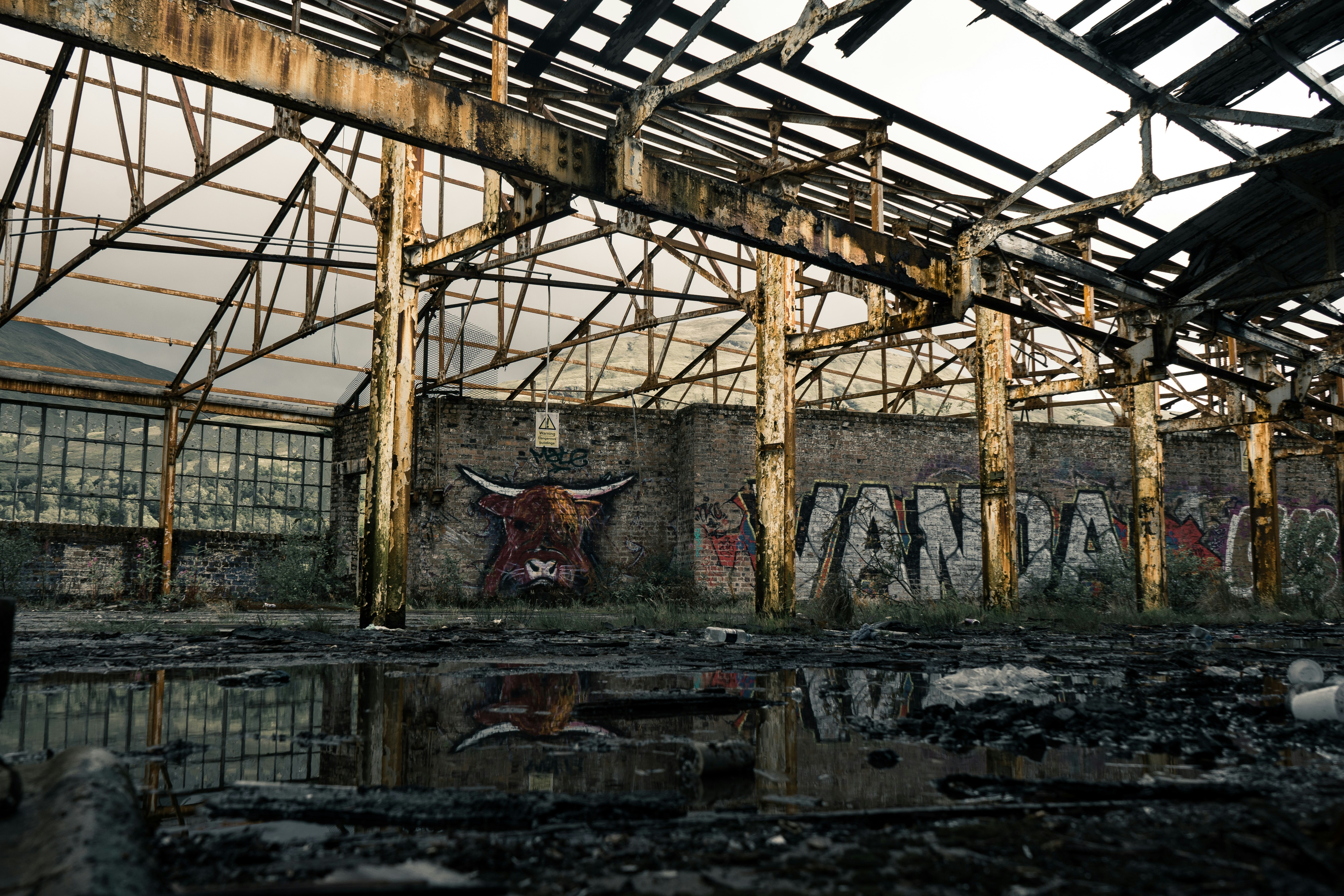 Mujer con vestido rojo de pie sobre plataforma de madera marrón