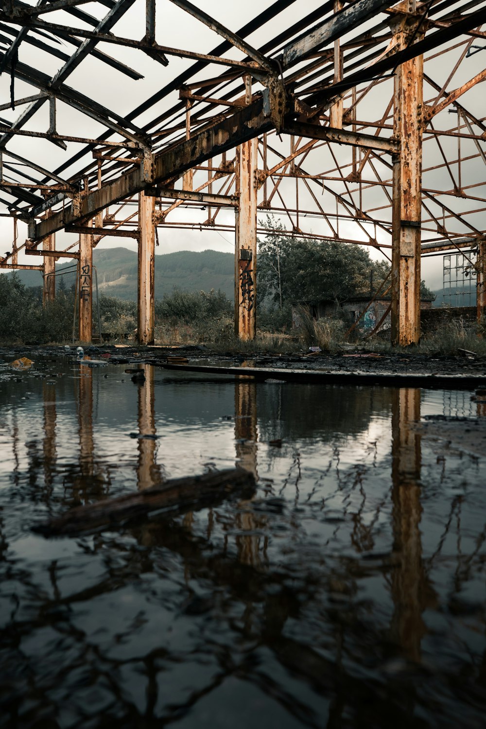 ponte di legno marrone sul fiume durante il giorno