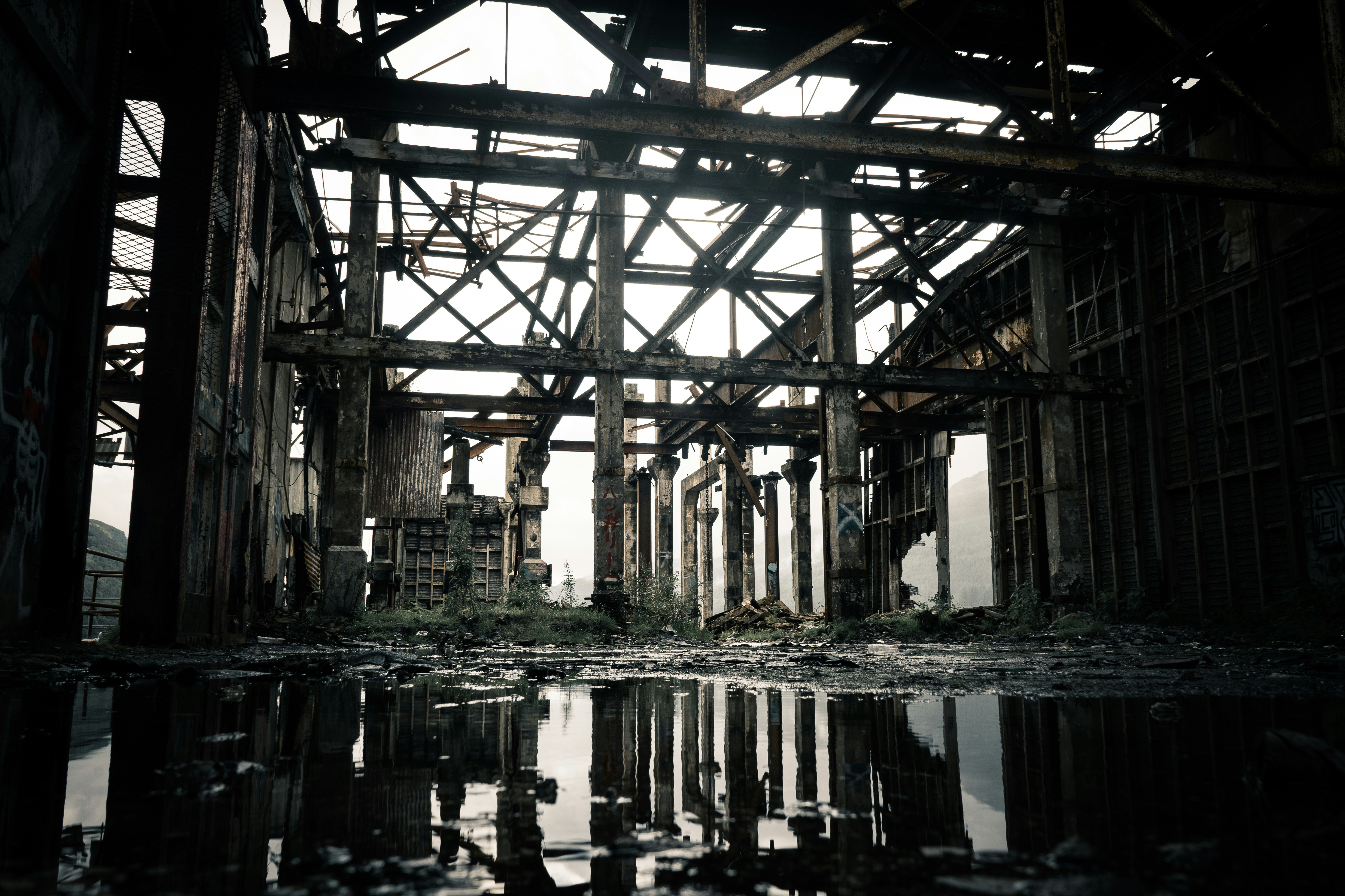 un edificio que tiene algún tipo de estructura en él