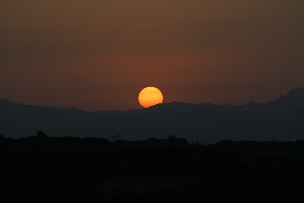 Silueta de montañas durante la puesta del sol