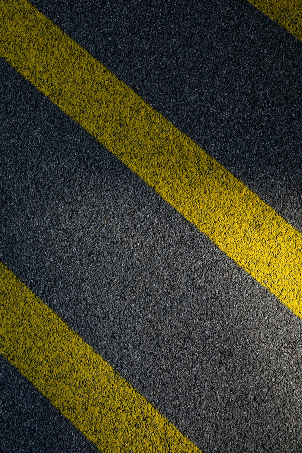 línea negra y amarilla sobre pavimento de hormigón gris