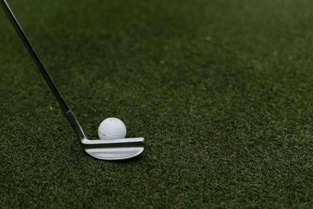 pelota de golf en un campo de hierba verde