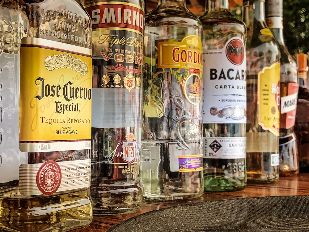 Bouteilles en verre transparent sur sol en béton gris