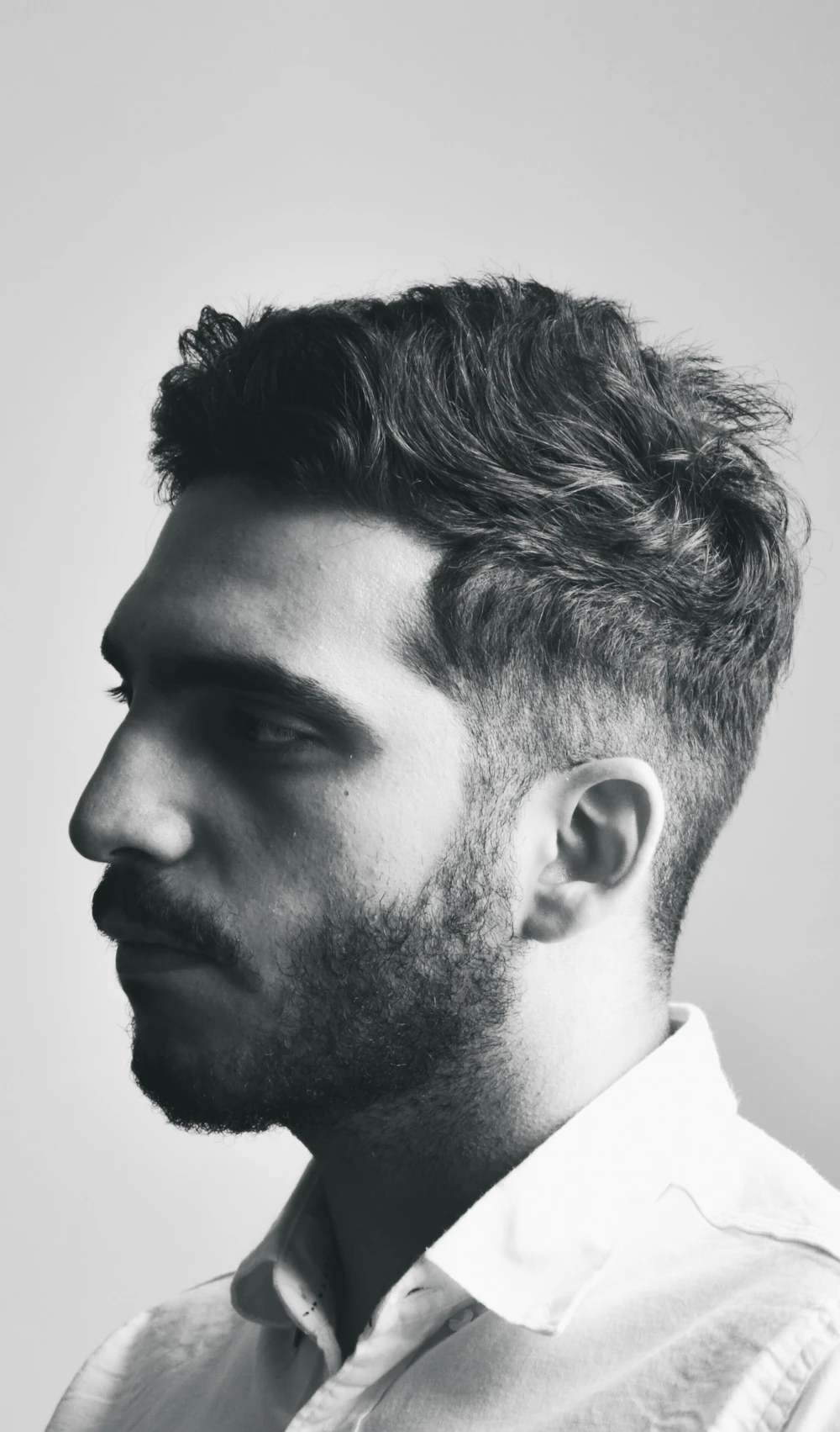 Antes: perfil de un hombre con el pelo revuelto y barba de varias semanas