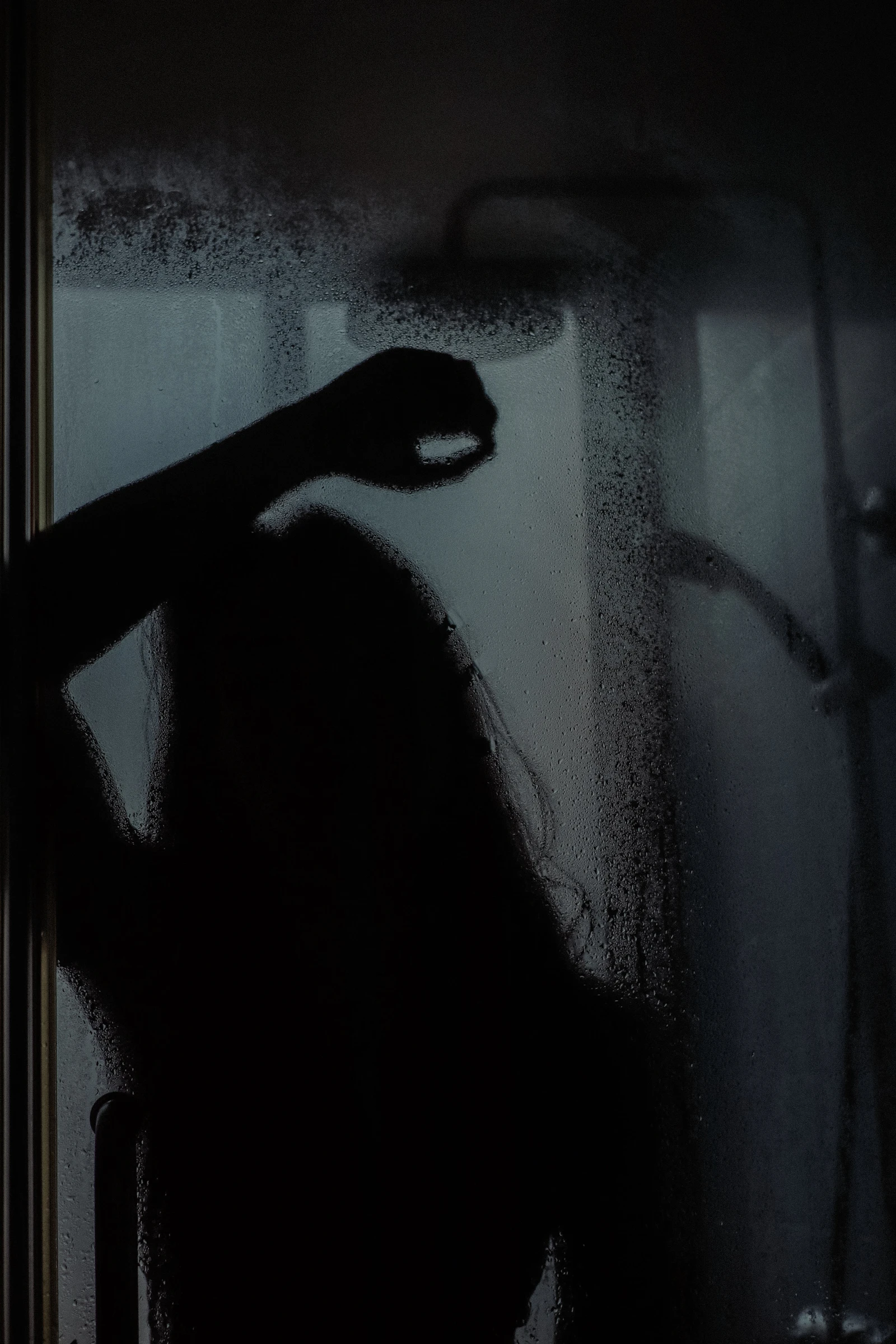 Silhouette hinter einer beschlagenen Scheibe als Symbol für Brain Fog nach dem Rauchstopp
