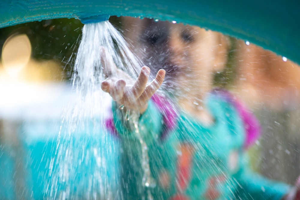 Person im blauen aufblasbaren Pool