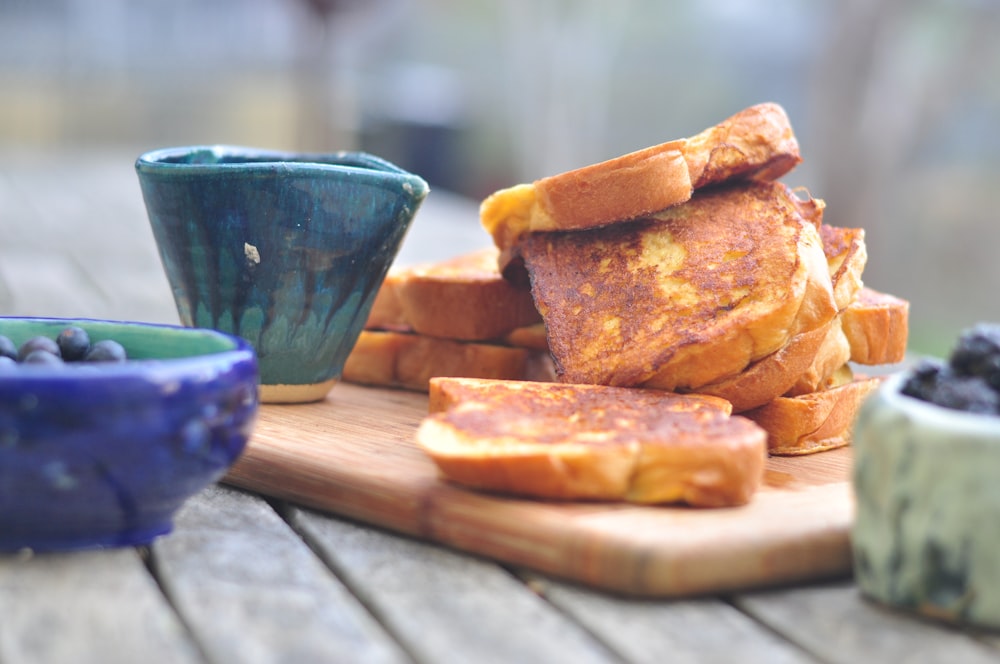 geschnittenes Brot auf braunem Holzschneidebrett