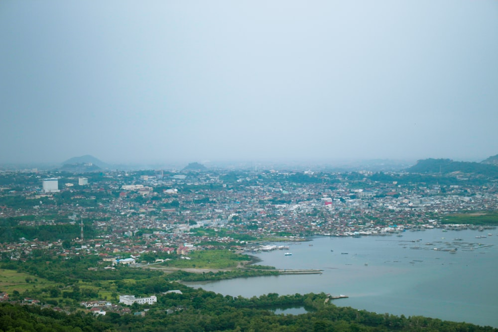 Vista aérea de los edificios de la ciudad durante el día