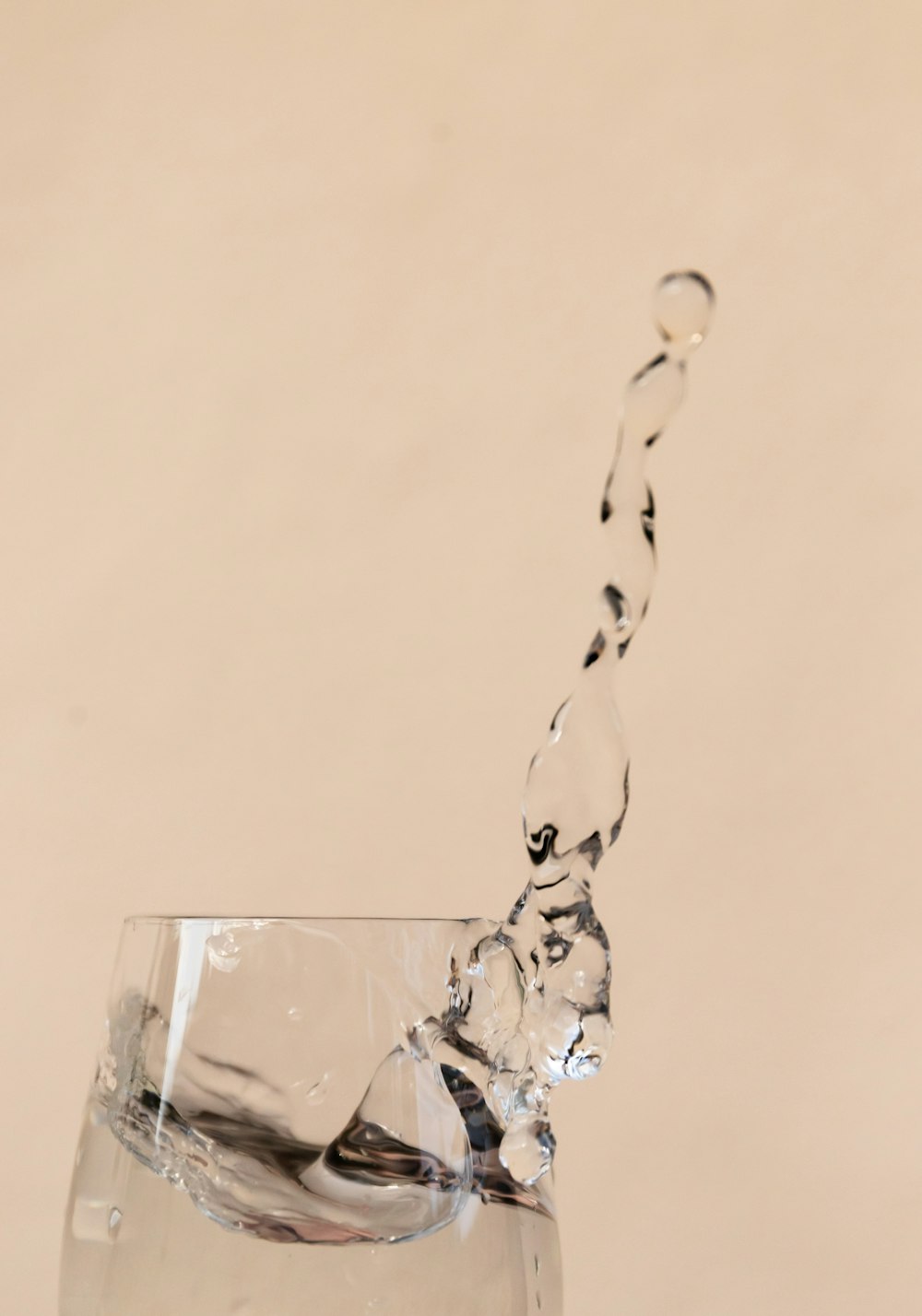 salpicaduras de agua en un vaso transparente