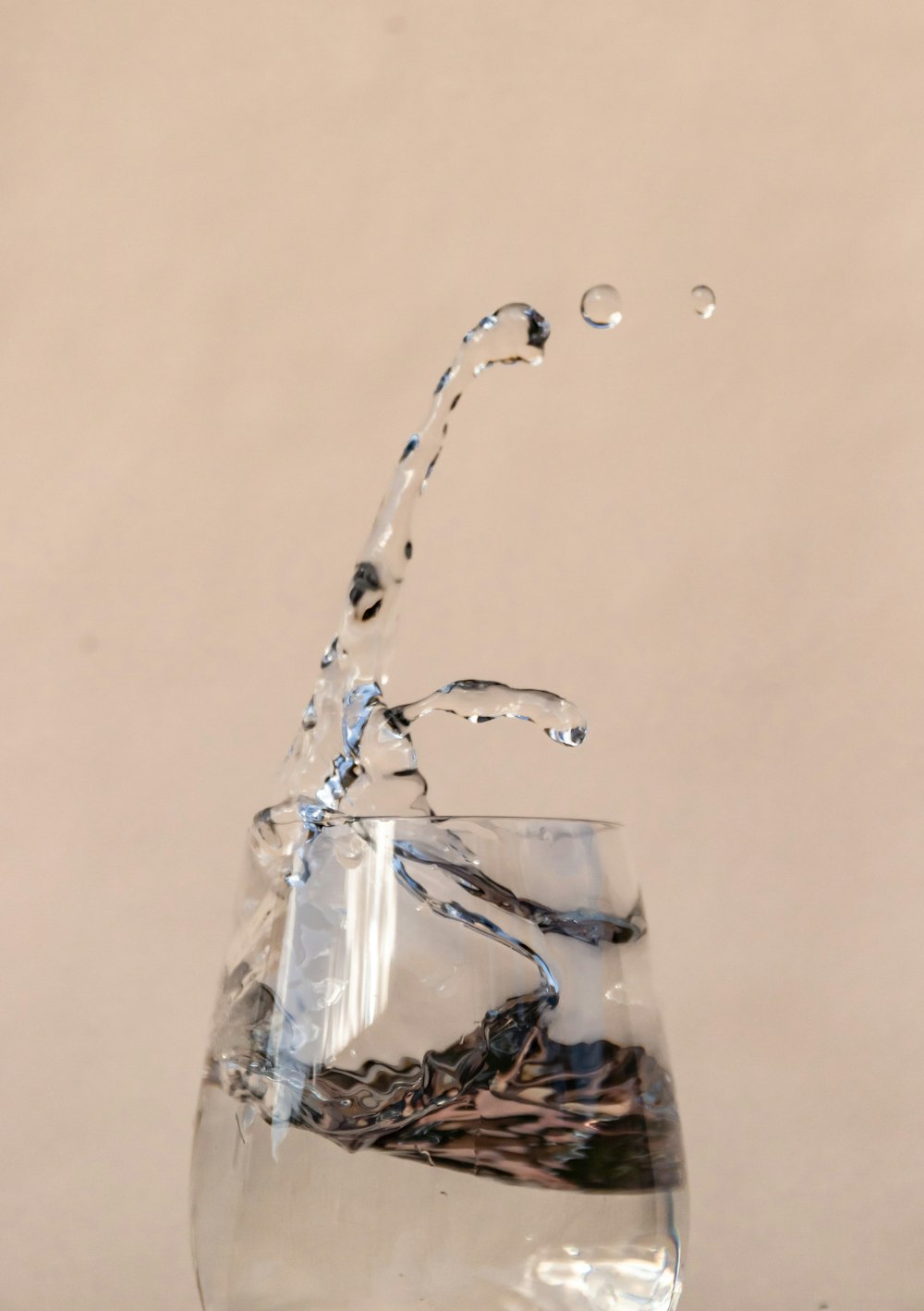투명한 음료수 유리에 쏟아지는 물