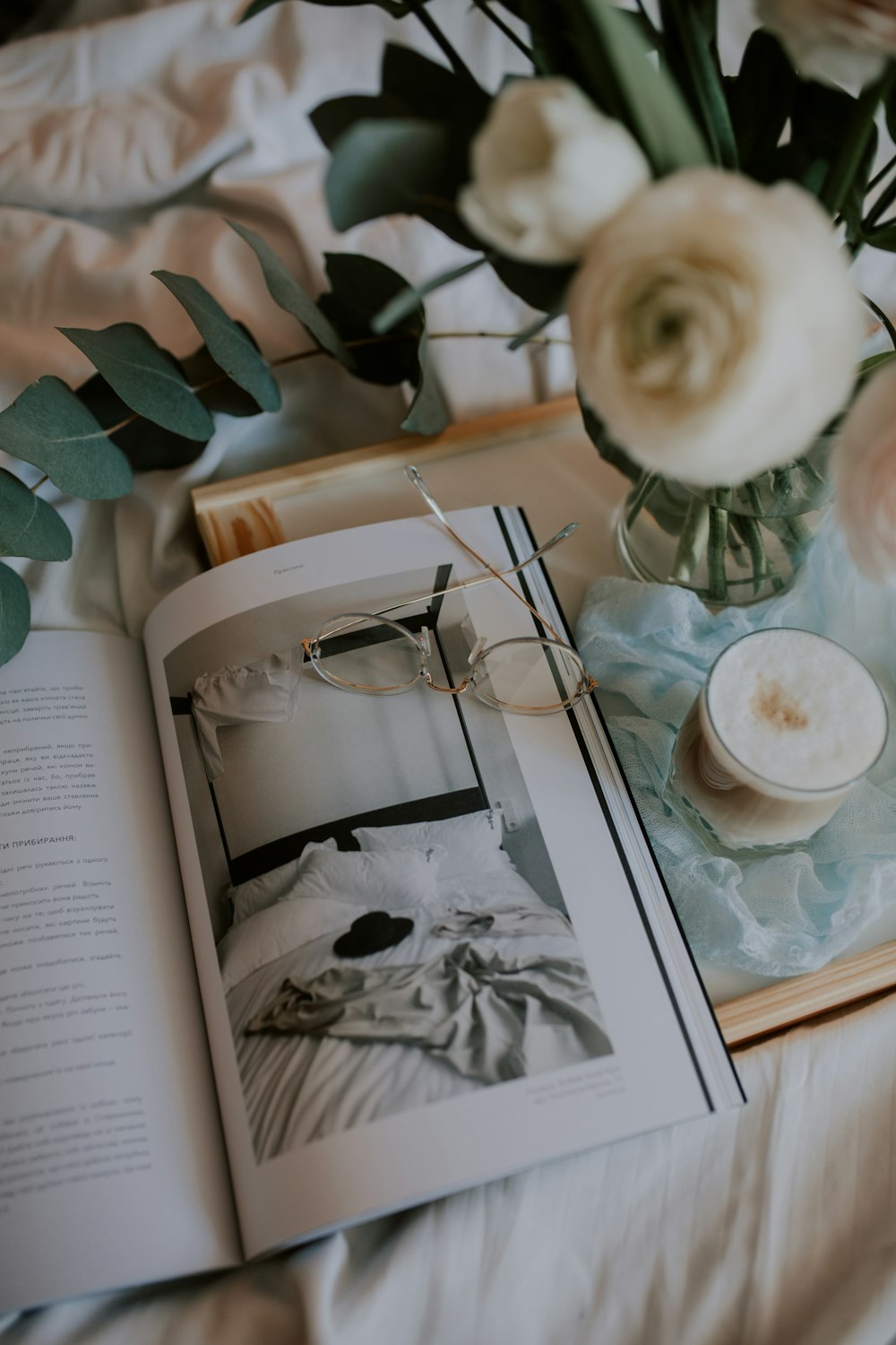 Tasse à thé en céramique blanche sur soucoupe en céramique blanche sur la page du livre