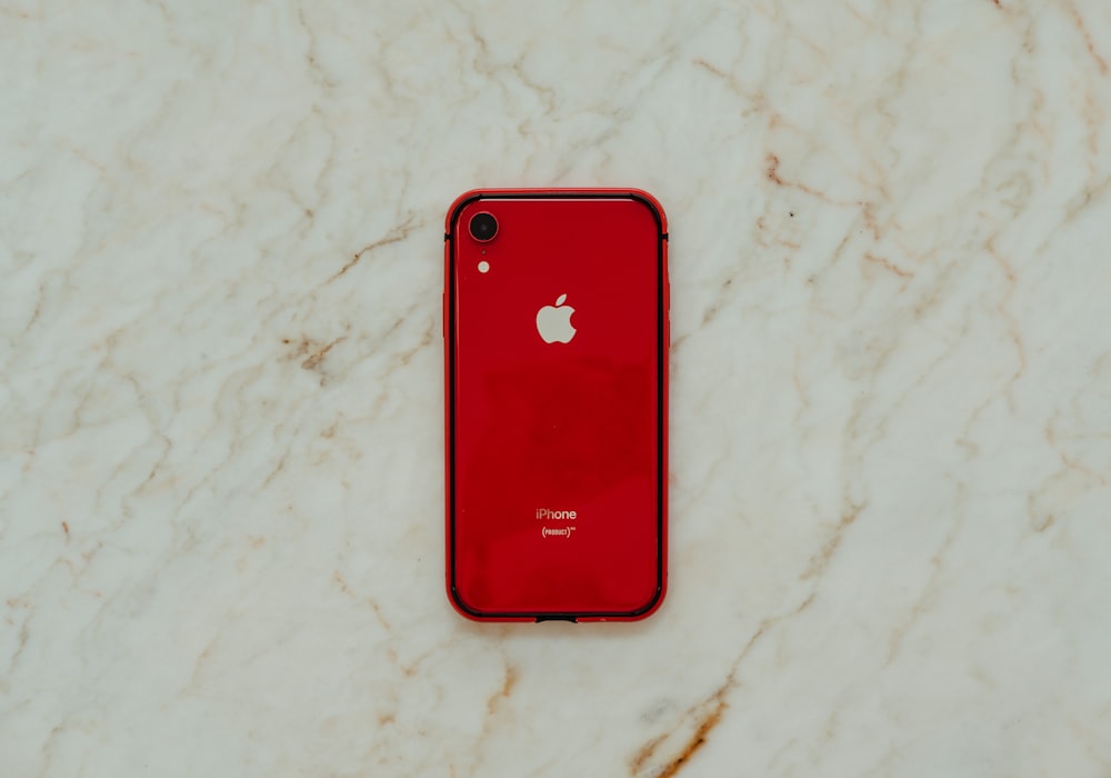 iphone 7 vermelho no têxtil branco