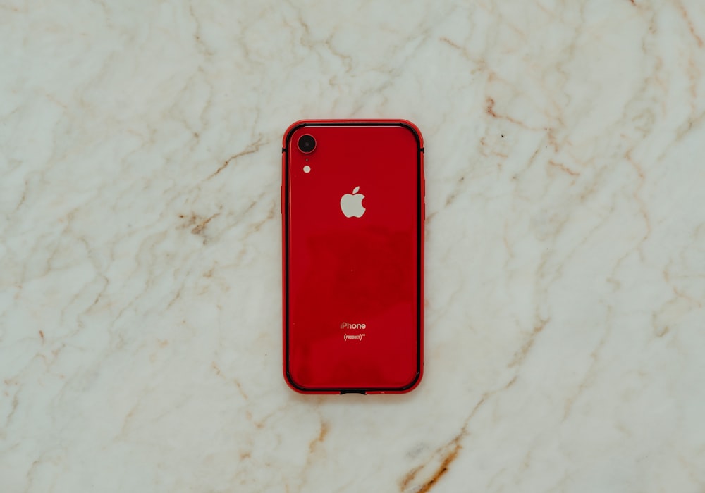iPhone 7 rosso su tessuto bianco