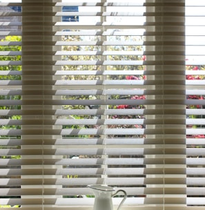 white window blinds during daytime