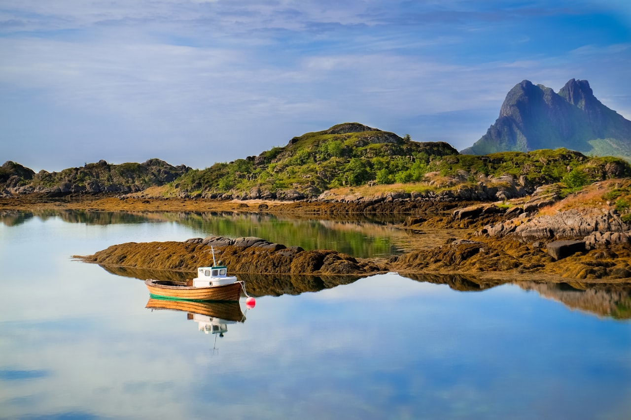 挪威羅浮敦群島的傳統漁村，海岸薩米人的漁業文化深植此地